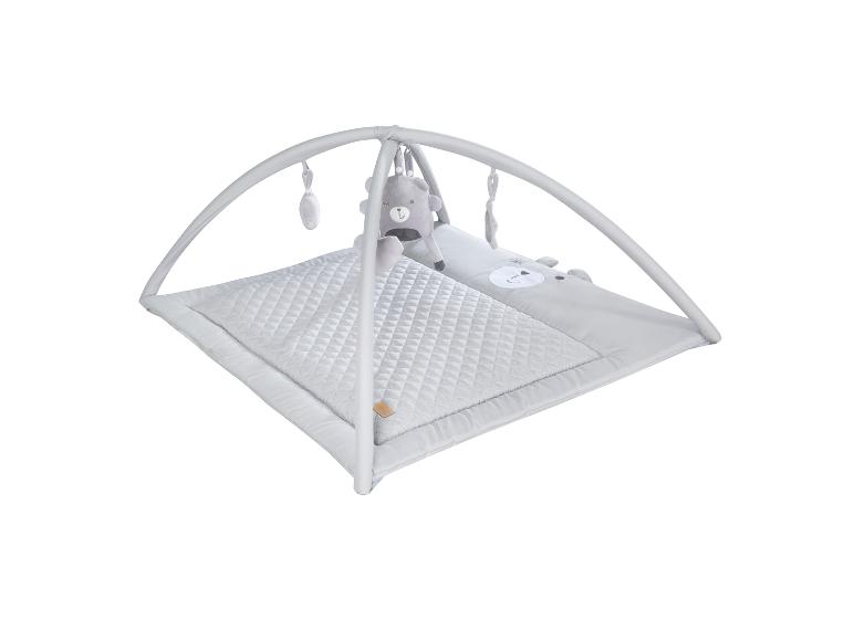 Tapis d'éveil gris pour bébé avec un ours en peluche et des jouets suspendus.