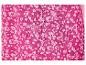 Tissu fuchsia à motif floral blanc.