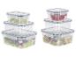 Boîtes de conservation alimentaires avec salade, raisins et tomates.