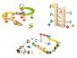 Jouets en bois avec des pistes à billes et des dominos.
