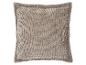 Coussin décoratif beige avec une texture tissée épaisse.
