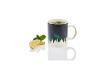 Une tasse avec une image d'aurore boréale et d'une forêt, avec une tranche de citron et de la menthe.