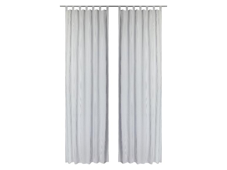 Deux rideaux blancs à rayures sur une tringle argentée