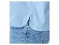 Chemise bleu clair et jeans.