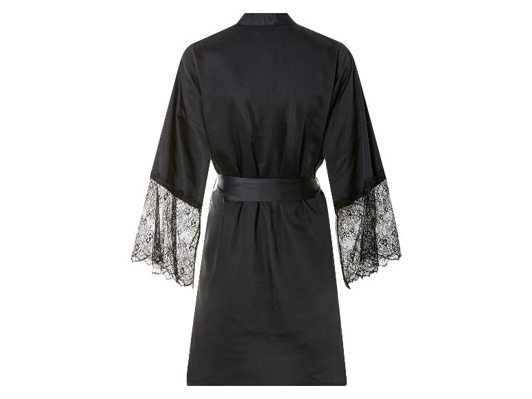 Une robe de chambre en satin noir avec des détails en dentelle