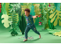 Enfant jouant dans un décor de jungle verte, vêtu d'une tenue Paw Patrol.