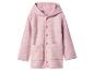 Veste à capuche rose pour enfant avec boutons en bois.