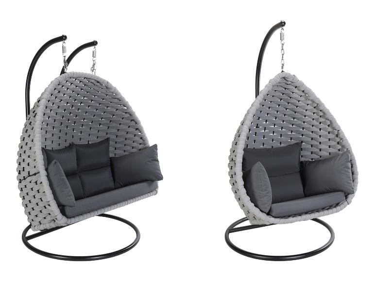 Deux chaises suspendues grises avec des coussins gris foncé sur fond blanc.
