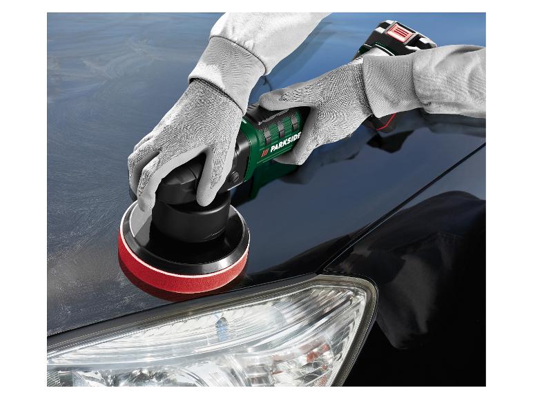 Personne polissant une voiture noire avec une polisseuse de voiture Parkside
