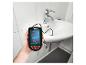Endoscope d'inspection numérique tenu à la main, avec une caméra insérée dans un lavabo de salle de bain.