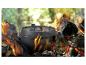 Marmite en fonte GSW Dutch Oven sur un feu de camp avec flammes et braises.