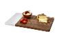 Planche à fromage en marbre et bois avec fromage, tomates et trempette.