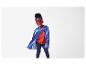 Enfant en costume de super-héros, cape bleue et masque rouge.