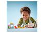 Un enfant joue avec une ambulance et des figurines de construction.