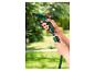 Un tuyau d'arrosage vert Gardena avec un pistolet pulvérisateur.
