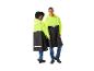 Deux personnes portent des ponchos de pluie jaune fluo et noirs.