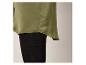 Un chemisier en satin vert avec un pantalon noir.
