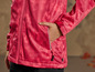 Une veste softshell rose à motif camouflage.