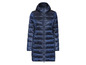 Une veste longue matelassée bleu foncé avec capuche.