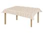 Une nappe beige à rayures blanches sur une table en bois.