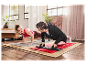 Couple faisant des pompes avec des planches à pompes sur des tapis de sport.
