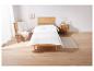 Une couette blanche sur un lit en bois dans une chambre à coucher.
