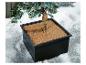 Plante artificielle en pot noir, entourée de neige décorative.