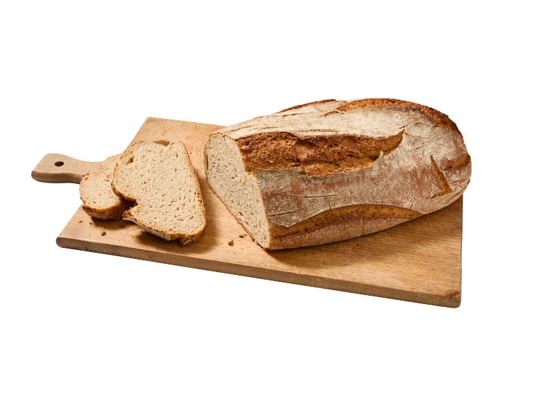 Pain de seigle tranché sur une planche à découper en bois.