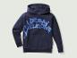 Un sweat à capuche bleu marine avec le logo Urban Collective dans un style graffiti.