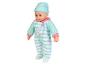 Une poupée avec un pyjama rayé et un bonnet.