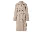 Trench-coat beige avec ceinture.