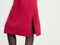 Une robe en tricot rose avec une fente à l'avant.