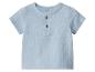 Chemise bébé bleue à manches courtes avec deux boutons en bois