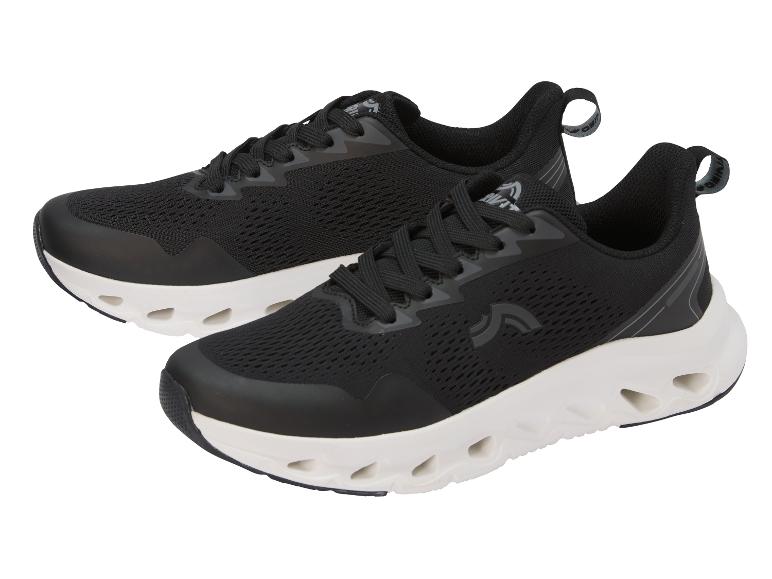 Chaussures de sport pour homme CRIVIT en noir avec semelle blanche.