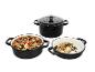 Trois casseroles en fonte noire avec de la nourriture.