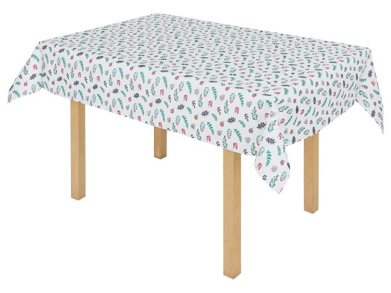 Nappe avec un motif de feuilles et de baies sur fond blanc.