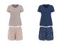 Deux pyjamas courts pour femmes, l'un beige à motif végétal et l'autre bleu marine à motif coquillages.