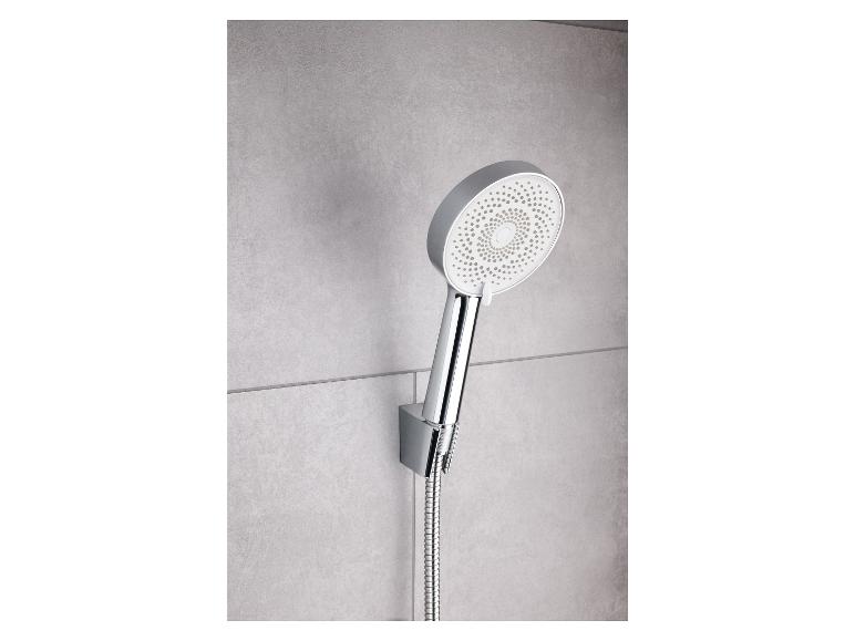 Une douchette chromée avec une pomme de douche ronde, fixée à un mur.