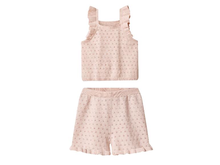 Ensemble bébé tricoté rose à volants: haut et short avec motif ajouré.