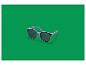 Lunettes de soleil lilas avec verres foncés sur fond vert.
