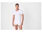 Homme en t-shirt blanc col V et caleçon blanc
