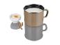 Une tasse de lait, un bol de riz et de la cannelle.
