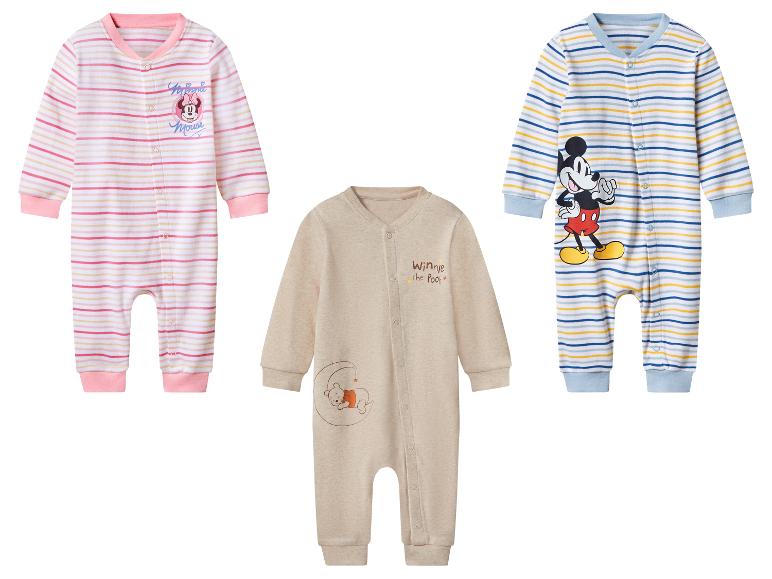 Trois grenouillères pour bébé : une rose rayée Minnie Mouse, une beige Winnie l'Ourson, une bleue rayée Mickey Mouse.
