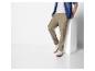 Cargo beige et baskets blanches pour homme.