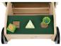 Wagon en bois pour enfants avec des formes géométriques et des feuilles.