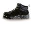 Chaussure de sécurité noire avec lacets jaunes et noirs sur fond blanc.
