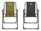 Deux chaises de camping pliantes, une vert olive et une noire.