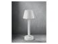 Une lampe de table blanche avec un abat-jour rond.