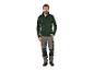 Homme en pull vert et pantalon de travail gris