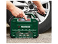 Une pompe à air Parkside verte est utilisée pour gonfler un pneu de voiture.